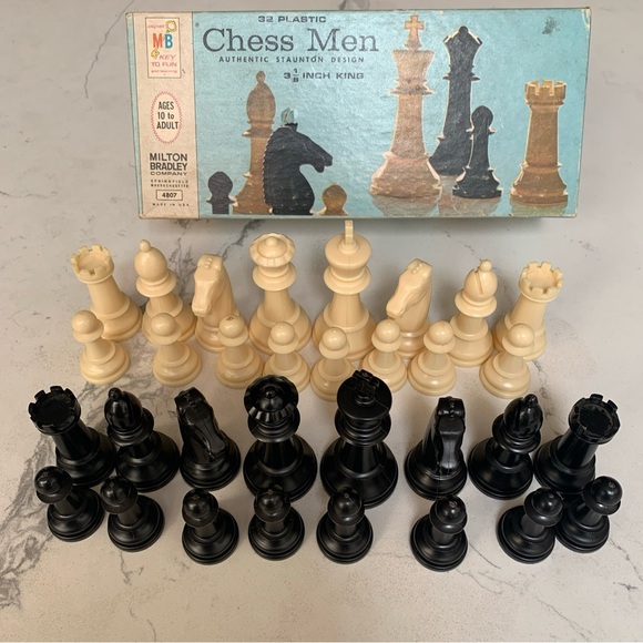 Milton Bradley MB 32 Plastic Chess Men 4807 Authentic Staunton Design 1969 - Picture 1 of 6